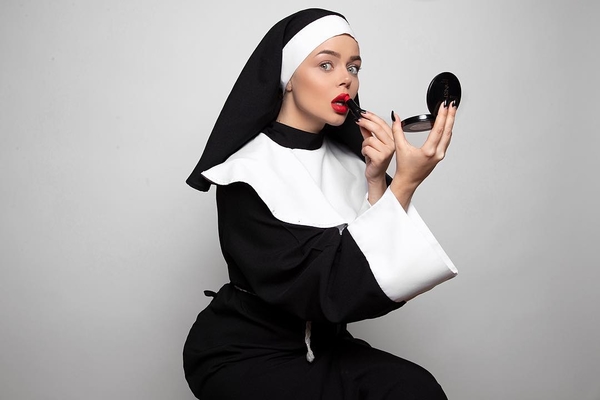 16+: Алина Гросу сыграла в клипе разгульную монахиню