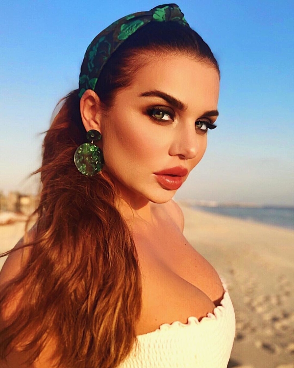 "Любимый цвет": Скандальная Седокова снова засветила пышные формы