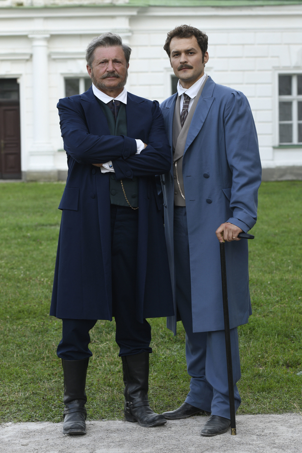 Звезда "Крепостной" рассказал, как снимался с пулей в ноге