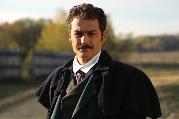 Звезда "Крепостной" рассказал, как снимался с пулей в ноге