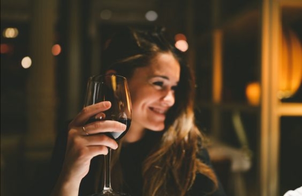 4 приятных причины выпить бокал вина прямо сейчас