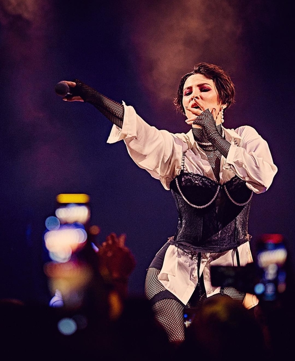 Закулисье Евровидения и голые пупки: MARUV записала откровенный влог "Шлакоблочина"