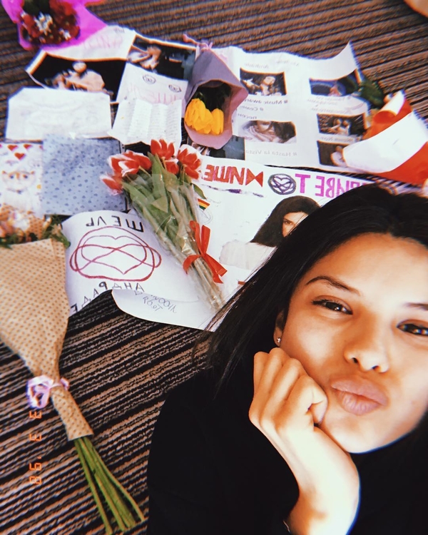 "Все будет corazon": Мишель Андраде душевно спела в непривычном наряде