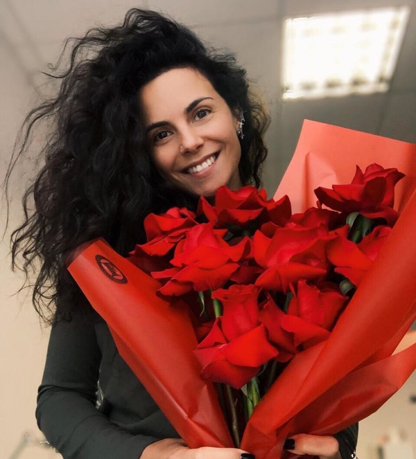 "Нереально красивая": Каменских очаровала снимком в ярком наряде