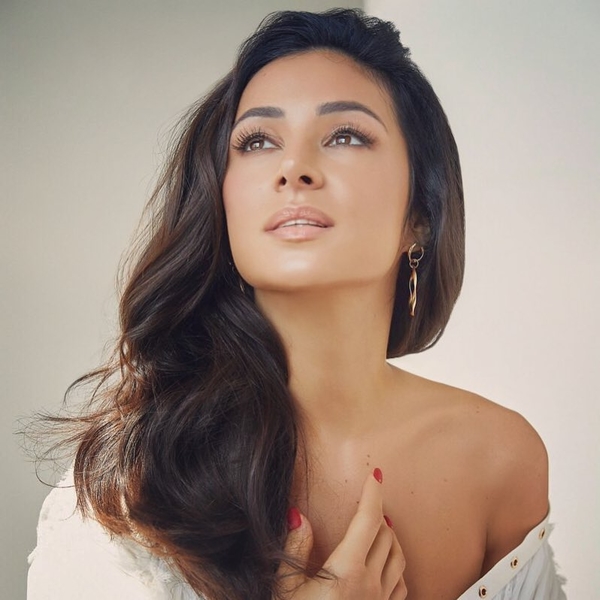 Нежная Злата Огневич кокетливо показала декольте