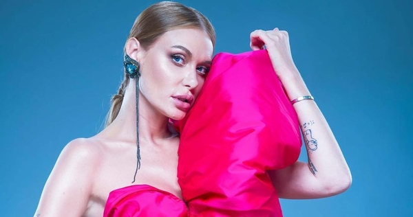 Слава Каминская восхитила Сеть изумрудным костюмом