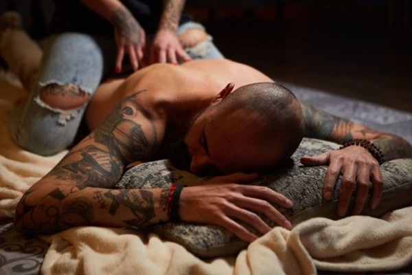 Эротический массаж: Как удивить любимого?