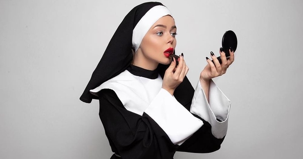 Алина Гросу полностью разделась в новом клипе