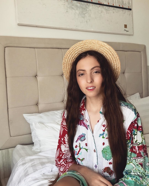 "Крутое платье": 14-летняя дочка Поляковой похвасталась длинными ногами