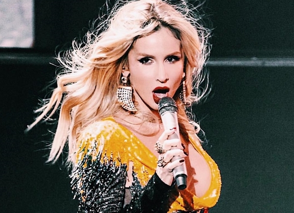 "Работа у парня - Свете волосы держать": Лобода развеселила Сеть видео с концерта