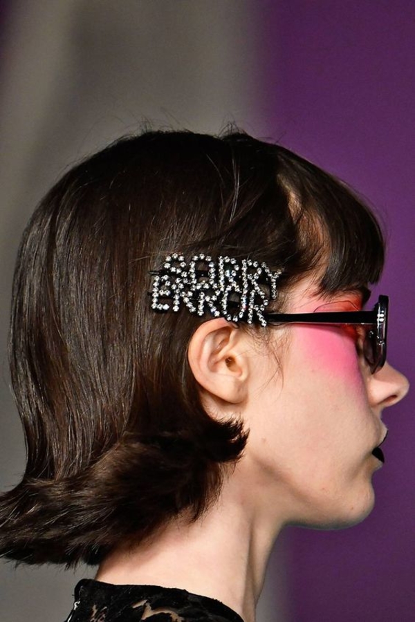 Прически с невидимками и заколками: ТОП-20 лучших идей