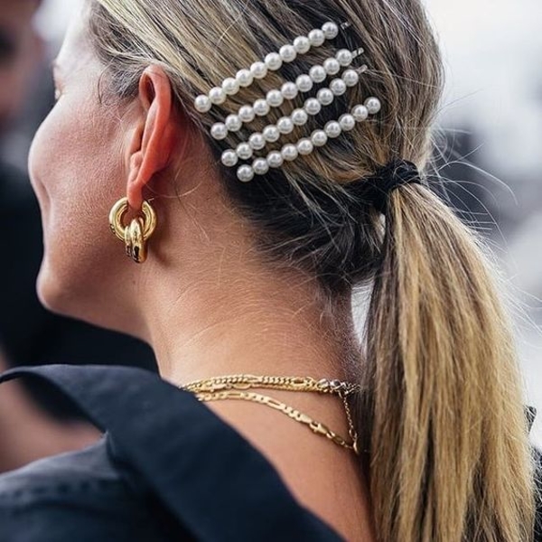 Прически с невидимками и заколками: ТОП-20 лучших идей