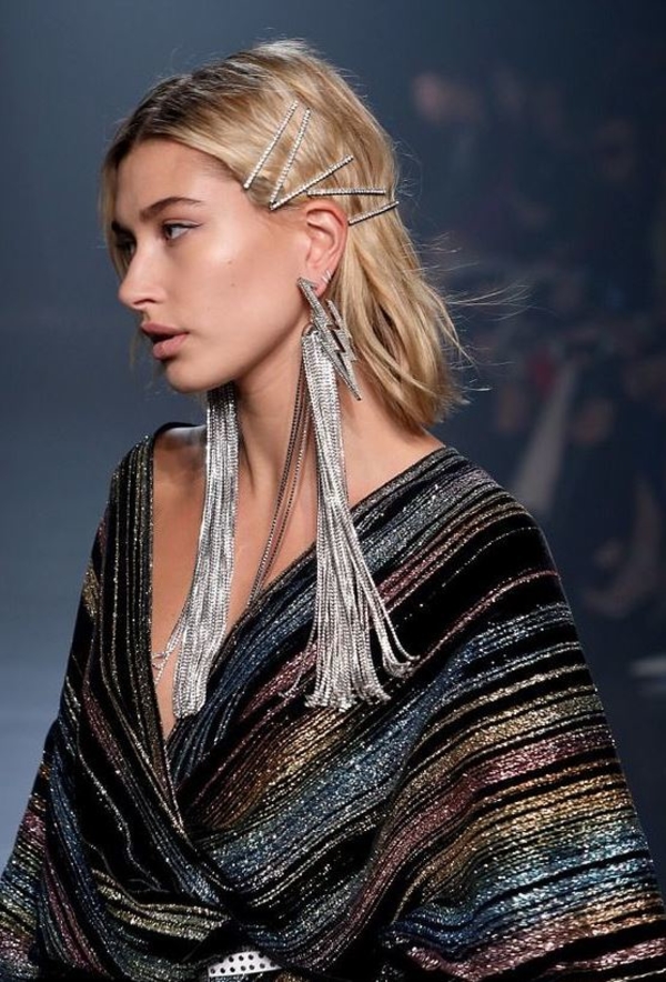 Прически с невидимками и заколками: ТОП-20 лучших идей