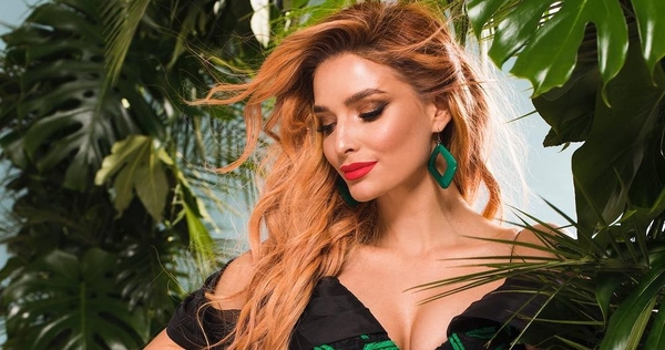 Экс-солистка "ВИА Гры" засветила пышную грудь в ярком купальнике