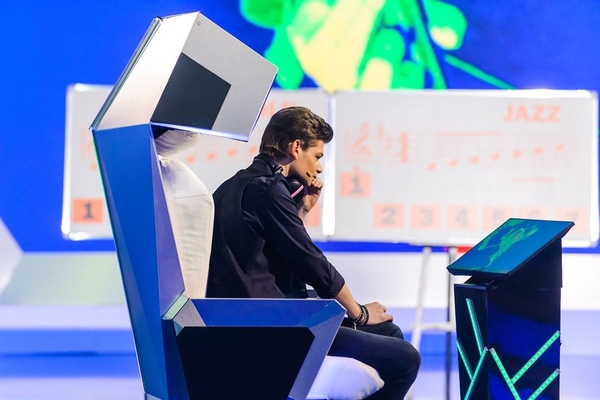 В шоу "Дивовижні люди" участник определит мелодию лишь по движениям скрипача