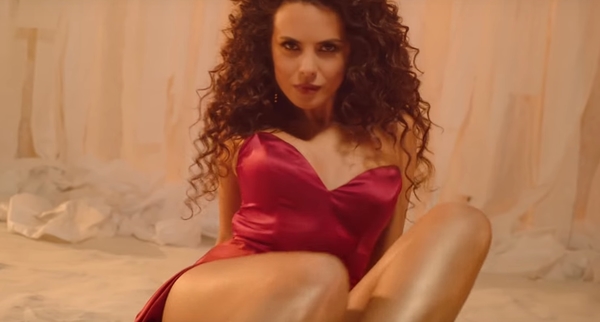 "Очень горячо": Каменских выпустила клип с латиноамериканским певцом