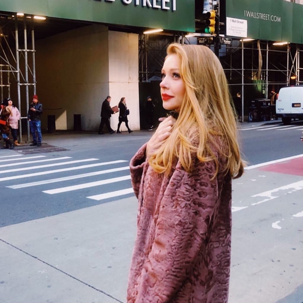 Постельный кадр: Тина Кароль продолжает соблазнять фанов яркими фото