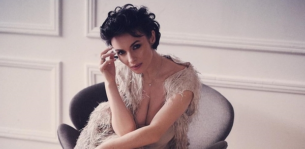 Мейхер показала эффектное фото без макияжа