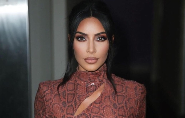 Зачем зафотошопила ноги?: Фото Кардашьян вызвало обсуждение в Сети