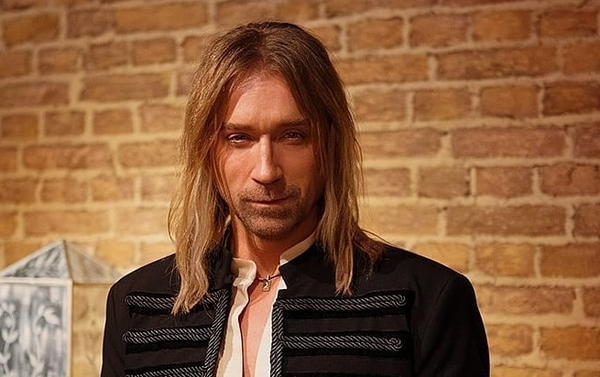 "Ну прям огонь в огне": Винник в новом клипе перевоплотится в Зорро