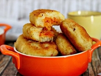 Картопляники с капустой под чесночно-укропным соусом