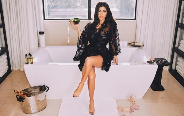 Кортни Кардашьян снялась в "голом" белье