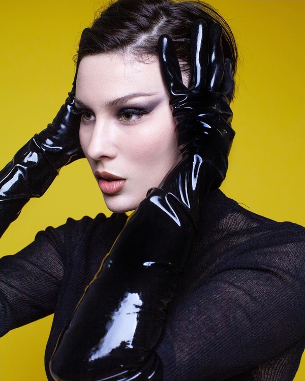 "Срочно подкачать!": Кадр из клипа MARUV вызвал неожиданные комментарии