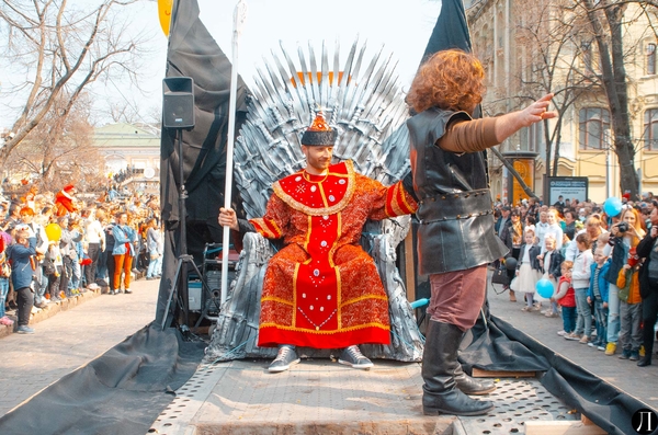 Время и Стекло, Три Мушкетера и Чаплин – Юморина не перестает удивлять