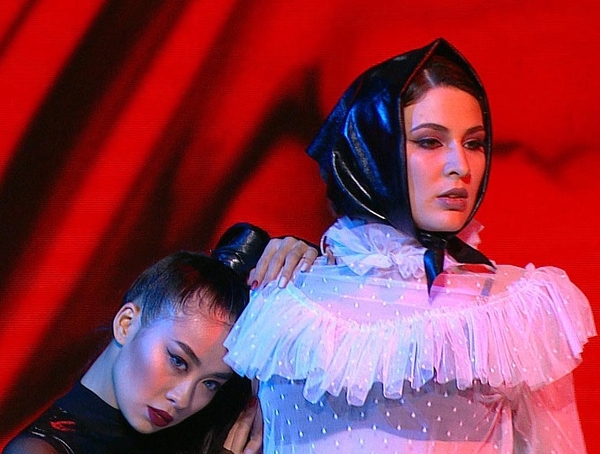 Зажгла под укулеле: MARUV показала, как проводит вечера