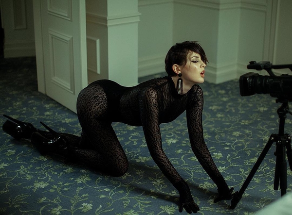 "Ободрала коленки": MARUV показала кадры с московского концерта