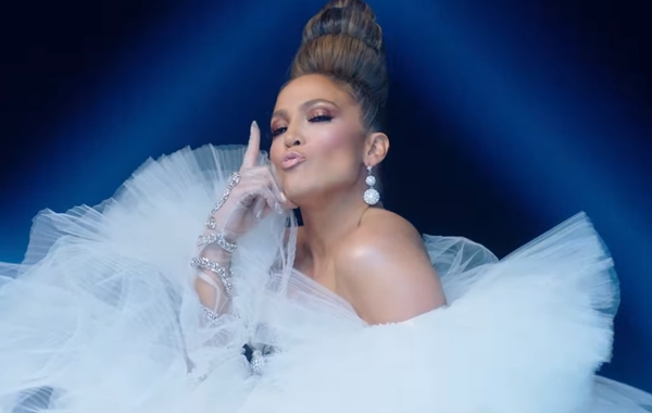 Яркая и соблазнительная: Дженнифер Лопес выпустила новый клип Medicine