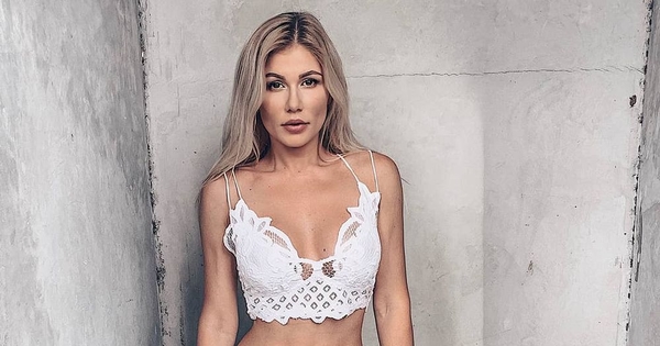 Певица Алена Омаргалиева впервые поделилась архивным снимком с родителями