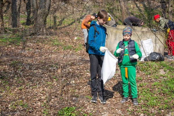 Киевляне устроили пробежку с мусорными пакетами - фото