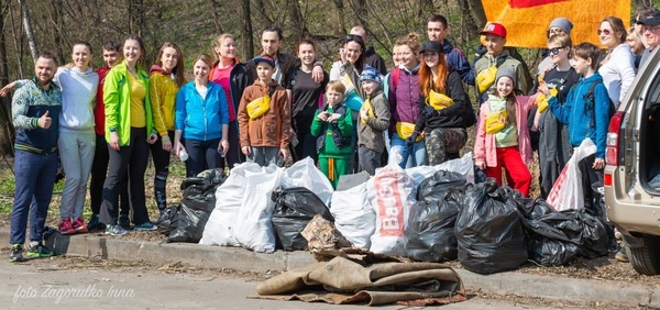 Киевляне устроили пробежку с мусорными пакетами - фото