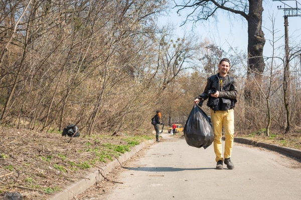 Киевляне устроили пробежку с мусорными пакетами - фото
