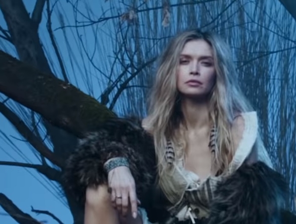 В мехах, с волками: Брежнева спела с женой российского олигарха