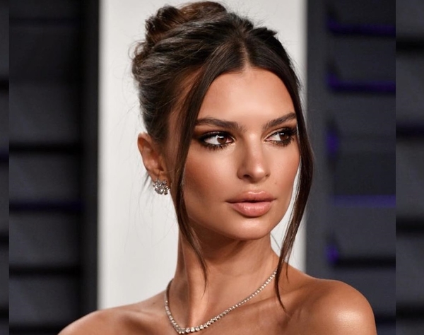 Гульнули на свадьбе: Ратаковски засветилась в очень откровенном платье