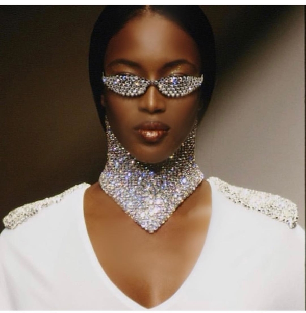 Наоми Кэмпбелл зажигательно станцевала в стильном платье и кроссовках