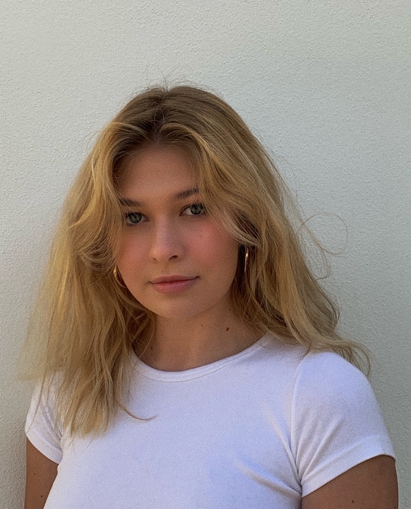 18 мне уже: Дочка Брежневой поделилась фото в "томном" виде