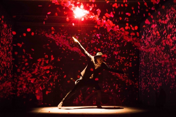 Хореограф и танцор Александр Лещенко презентовал эксклюзивный голографический танец 360 градусов