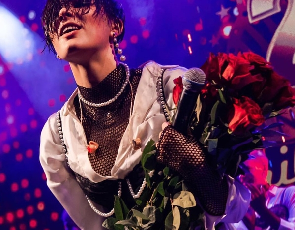 Страсть и шпагат: MARUV показала фото с московского концерта