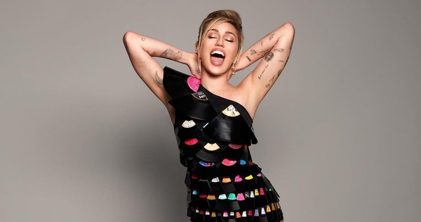 Майли Сайрус взбудоражила Сеть "пикантными" снимками