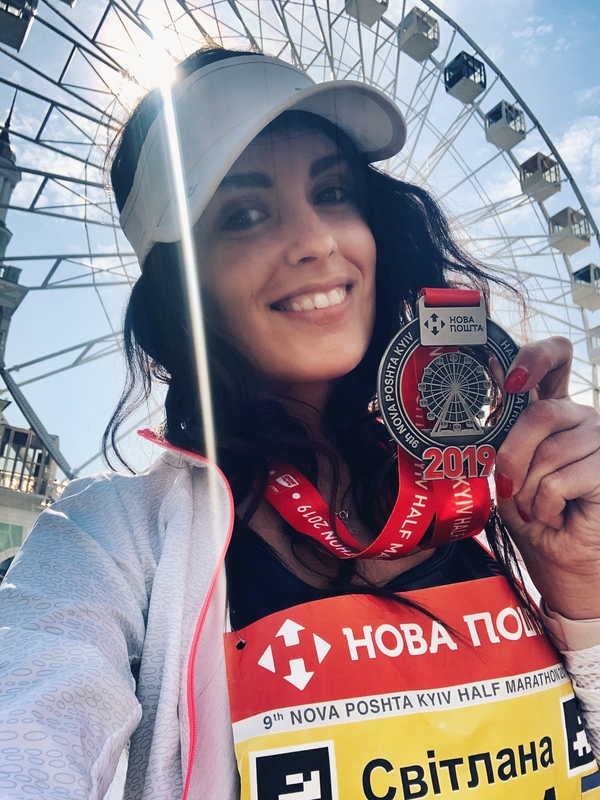 Брюнетка Sveta из группы A.R.M.I.A пробежала полумарафон