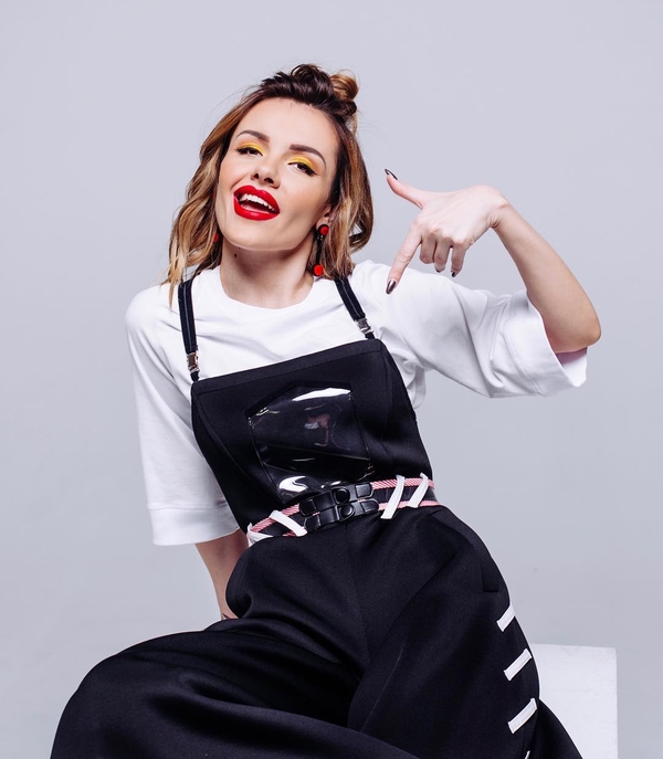 "Неужели замуж?": MamaRika поделилась снимками в свадебном платье