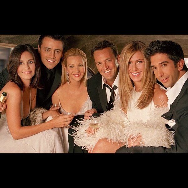 Героини сериала "Друзья" 15 лет спустя: Лиза Кудроу заселфилась с Кортни Кокс