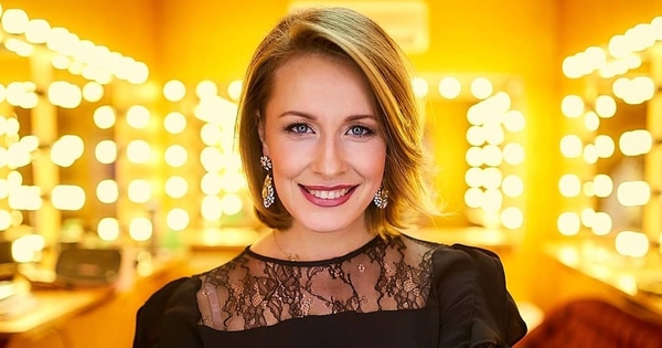 "Шикарная красотка": Елена Кравец поразила Сеть глубоким декольте