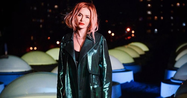 "Все что было в шкафу, то и натянула": в Сети раскритиковали образ Славы Каминской