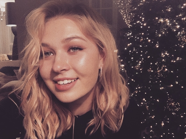 Совсем взрослая: Дочка Брежневой снялась в изысканном образе