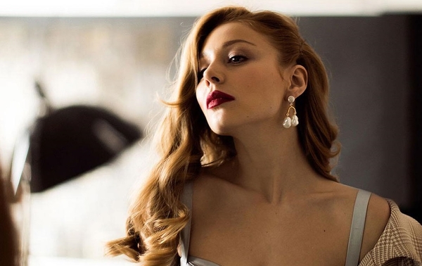 Королевская роскошь: Тина Кароль появилась на открытии бутика в бархатном платье-бюстье