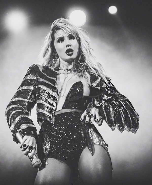 Зажигательный стриптиз и танец со скелетами: Лобода презентовала "Пуля-дура"